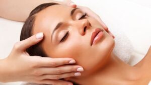 Esthéticienne réalisant un soin du visage dans un institut de beauté