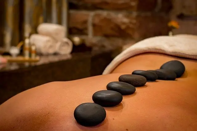 Soin du corps aux galets chauds dans un institut de beauté
