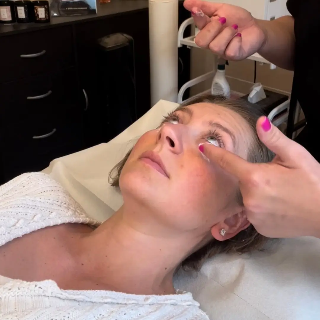 Teinture des cils réalisée à l'institut Aux Petits Soins à Charly